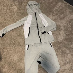 Men’s Swear suit! Comes with pants and hoodie!